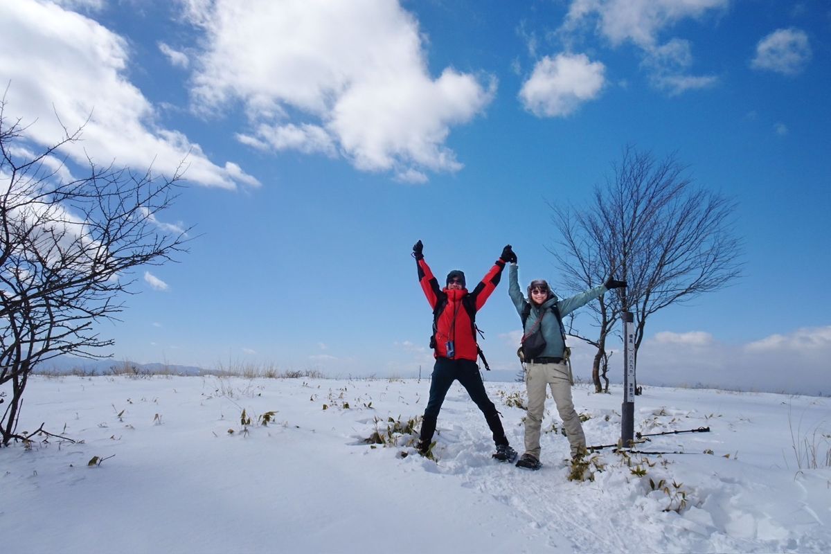 雪の高原でバンザイ